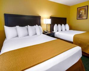 Postel nebo postele na pokoji v ubytování Quality Inn & Suites