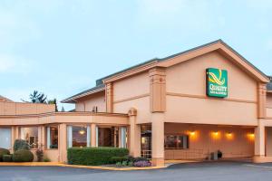 a front view of a ramen restaurant at Quality Inn & Suites at Coos Bay in North Bend