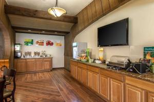 a lobby with a bar with a tv on the wall at Quality Inn & Suites at Coos Bay in North Bend