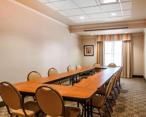 een vergaderzaal met een lange tafel en stoelen bij Comfort Inn & Suites Creswell in Creswell