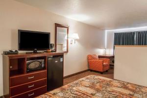 TV a/nebo společenská místnost v ubytování Bridgeway Inn & Suites + 19 fotografií