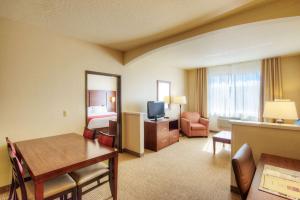 A seating area at Comfort Suites Springfield RiverBend Medical