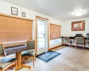 Posezení v ubytování Rodeway Inn + 21 fotografií