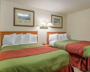 Postel nebo postele na pokoji v ubytování Rodeway Inn