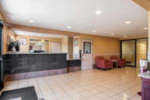 a lobby of a hospital with a waiting room at Bridgeway Inn & Suites in Sublimity