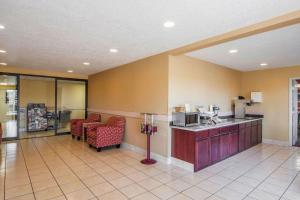 Bridgeway Inn & Suites في Sublimity: مطعم يوجد به كونتر وكراسي في الغرفة