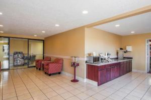 Kuchyň nebo kuchyňský kout v ubytování Bridgeway Inn & Suites