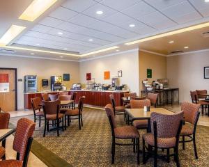 A restaurant or other place to eat at Comfort Inn & Suites Creswell