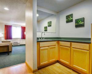 Postel nebo postele na pokoji v ubytování Quality Inn & Suites