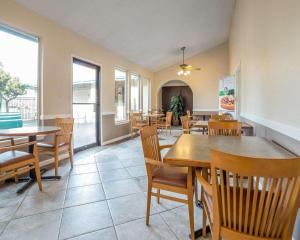 a dining room with tables and chairs and windows at Quality Inn Umatilla - Hermiston in Umatilla