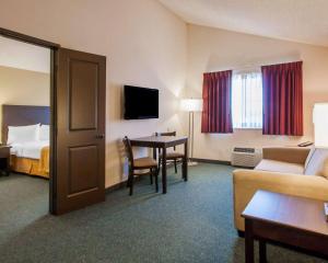 TV a/nebo společenská místnost v ubytování Quality Inn & Suites
