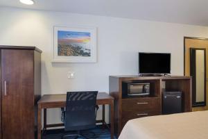 TV a/nebo společenská místnost v ubytování Quality Inn Seaside
