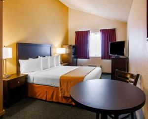 Postel nebo postele na pokoji v ubytování Quality Inn & Suites