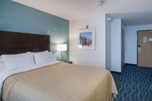Postel nebo postele na pokoji v ubytování Quality Inn Seaside
