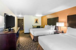 TV a/nebo společenská místnost v ubytování Comfort Inn & Suites Ashland