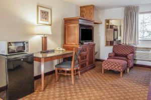 a hotel room with a desk and a chair at Econo Lodge Inn & Suites Madras in Madras