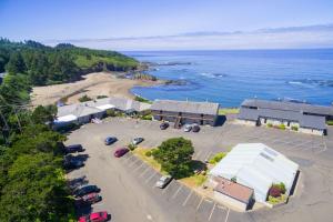 una vista aérea de un aparcamiento junto al océano en Clarion Inn Surfrider Resort, en Depoe Bay