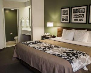 En eller flere senge i et værelse på Sleep Inn Johnstown - Richland Town Center