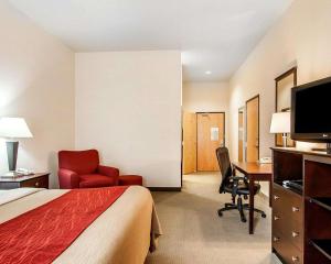 a hotel room with a bed and a desk at Comfort Inn & Suites Creswell in Creswell
