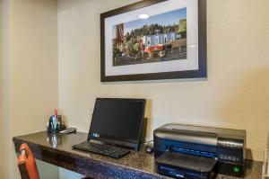 TV a/nebo společenská místnost v ubytování Comfort Inn & Suites Ashland