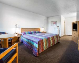 Imagen de la galería de Rodeway Inn & Suites, en Arlington