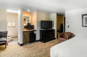 TV a/nebo společenská místnost v ubytování Comfort Inn & Suites Ashland