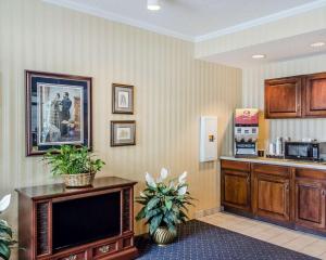 a living room with a tv and a kitchen at Quality Inn Gettysburg Battlefield in Gettysburg