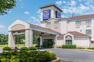 un hotel con un cartel para una posada estrella en Sleep Inn & Suites Mountville en Mountville