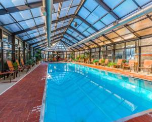 The swimming pool at or close to Comfort Inn & Suites