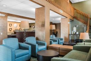 a waiting room with blue chairs and tables at Comfort Inn Pine Grove in Pine Grove