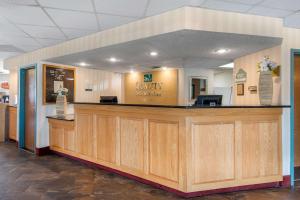een tandheelkundig kantoor met een grote houten receptie bij Quality Inn & Suites in Mansfield