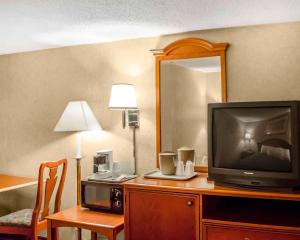 Habitación de hotel con escritorio y TV en Rodeway Inn, en Dillsburg
