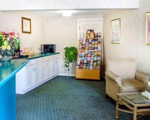 Μια τηλεόραση ή/και κέντρο ψυχαγωγίας στο Rodeway Inn +17 φωτογραφίες