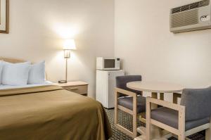 Ein Bett oder Betten in einem Zimmer der Unterkunft Rodeway Inn State College - near University