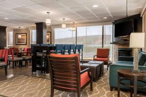 a restaurant with chairs and a bar with a fireplace at Comfort Inn - Pocono Mountains in White Haven
