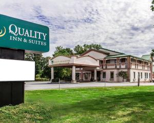 Un cartel para el Quality Inn and Suites en Quality Inn & Suites Quakertown-Allentown, en Quakertown