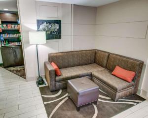 科里奧波利斯的住宿－Comfort Suites Pittsburgh Airport，带沙发和凳子的客厅