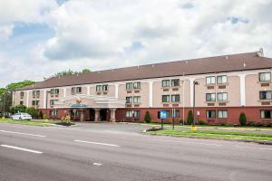 un gran edificio al lado de una carretera en Comfort Inn Feasterville - Trevose, en Trevose