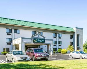 un hotel con dos coches estacionados en un estacionamiento en Quality Inn Harrisburg - Hershey Area, en Harrisburg