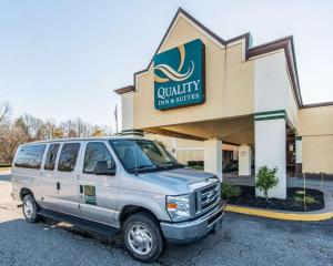 Srebrny van zaparkowany przed sklepem w obiekcie Quality Inn & Suites Conference Center Across from Casino w mieście Erie