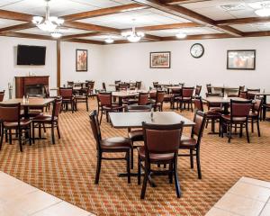 A television and/or entertainment centre at Quality Inn & Conference Center Franklin