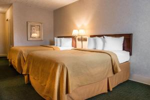 Dos camas en una habitación de hotel con dos en Quality Inn Pittsburgh Airport en Oakdale