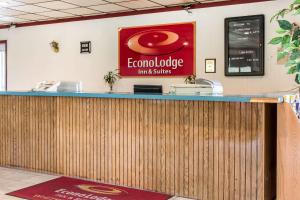 a bar in a restaurant with a sign on the wall at Econo Lodge Inn & Suites Lake Harmony - Pocono Mountains Area in White Haven