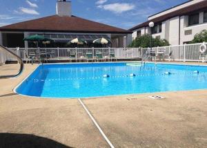 a large blue swimming pool in front of a building at Quality Inn New Columbia-Lewisburg in New Columbia