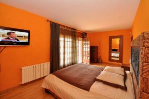 リョレート・デ・マルにあるVilla Europa C061のベッドルーム(ベッド1台、薄型テレビ付)