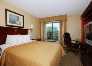 um quarto de hotel com uma cama e uma janela em Quality Inn & Suites em Bensalem