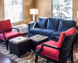 a living room filled with furniture and a couch at Quality Inn & Suites NJ State Capital Area in Morrisville