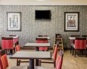 a restaurant with tables and chairs and a flat screen tv at SureStay Plus by Best Western Jonestown Lebanon Valley in Jonestown