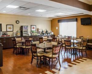 a dining room with tables and chairs in a restaurant at Comfort Suites Lewisburg in Lewisburg
