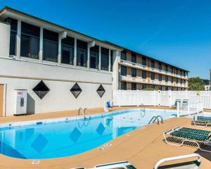 a large swimming pool in front of a hotel at Comfort Inn in Somerset